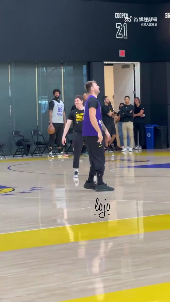 就是這么信任你！DFS出手三分，東契奇在旁邊提前慶祝